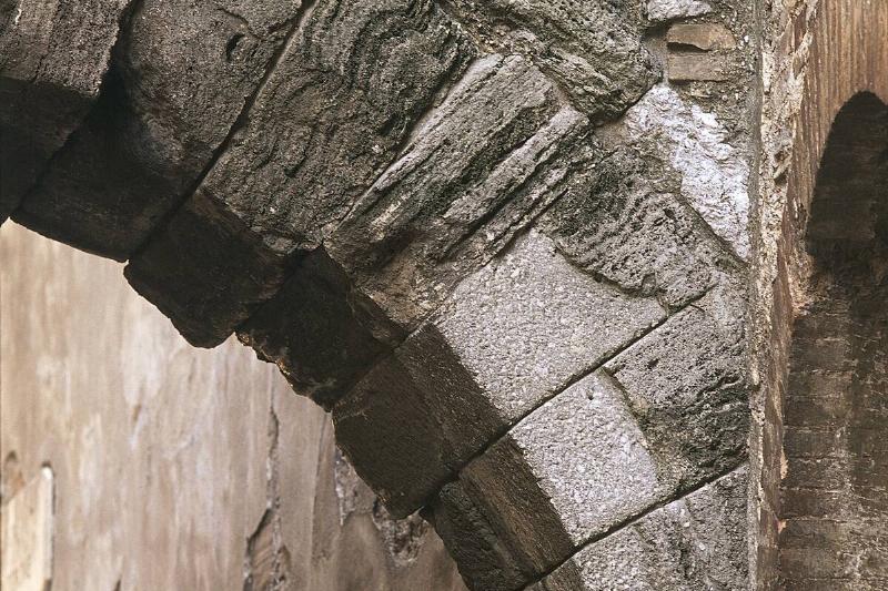 Arch of Monterone, detail of ashlars, Spoleto