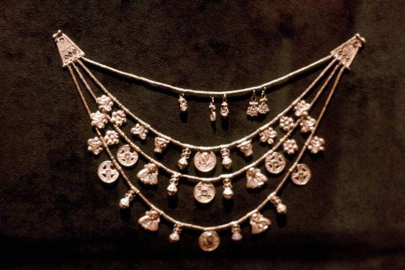 Phoenician gold jewellery, 5th century BC. Phoenician gold jewellery, 5th century BC.