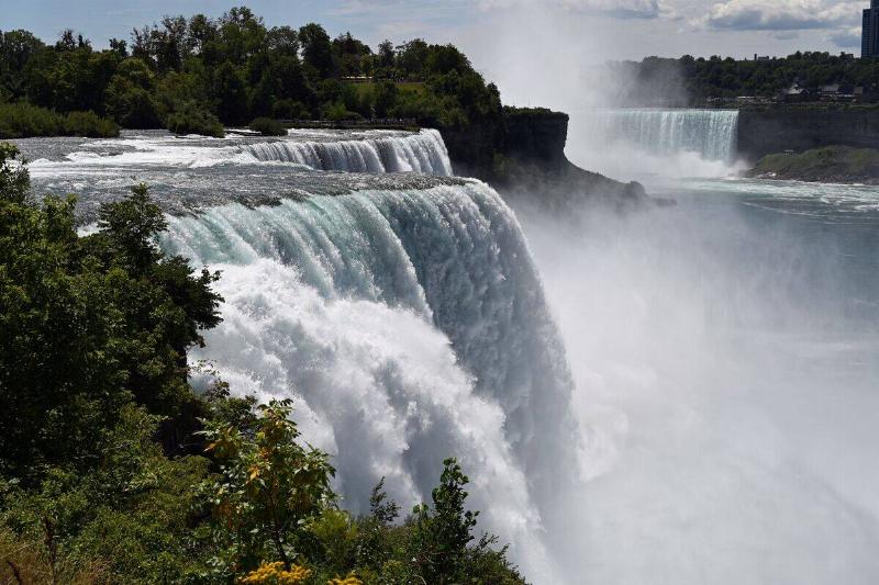 TOPSHOT-US-CANADA-TOURISM TOPSHOT-US-CANADA-TOURISM