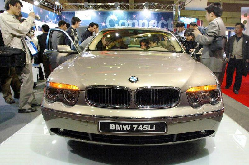 Potential car-buyers gather around BMW's latest mo Potential car-buyers gather around BMW's latest mo