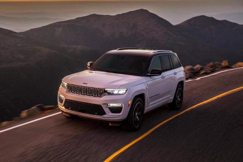 2024-jeep-grand-cherokee-4xe-driving-front-angle-carbuzz-901201-1600 2024-jeep-grand-cherokee-4xe-driving-front-angle-carbuzz-901201-1600