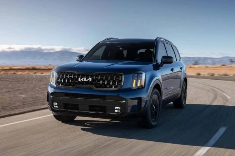 2024-kia-telluride-front-view-driving-carbuzz-1153568-1600 2024-kia-telluride-front-view-driving-carbuzz-1153568-1600