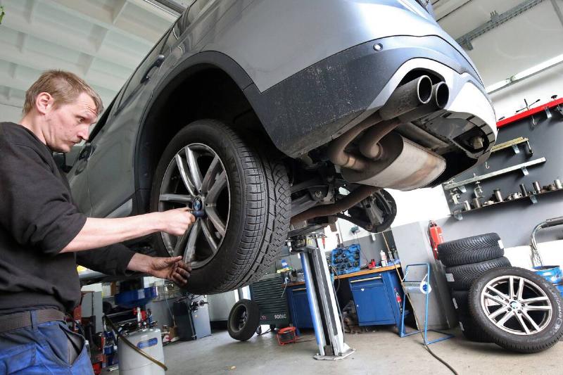 Changing tyres for the upcoming winter season Changing tyres for the upcoming winter season