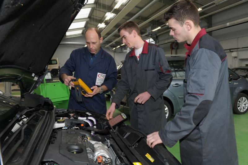FRANCE-EDUCATION-TRAINING-MECHANIC FRANCE-EDUCATION-TRAINING-MECHANIC