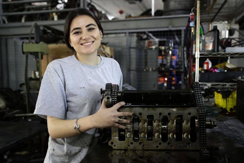 LEBANON-WOMEN-MECHANIC LEBANON-WOMEN-MECHANIC
