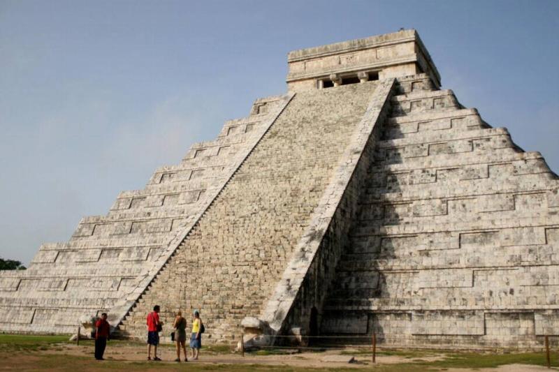 View of the Kukulcan Temple in the archa... View of the Kukulcan Temple in the archa...