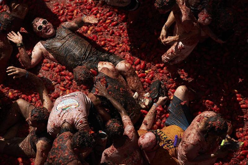 Spain's Tomato Throwing Festival Returns After Covid Hiatus For The 75th Edition Spain's Tomato Throwing Festival Returns After Covid Hiatus For The 75th Edition