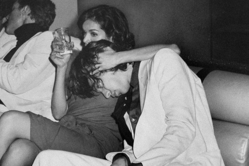 Mick Jagger rests his head on Bianca Pérez-Mora Macías Mick Jagger rests his head on Bianca Pérez-Mora Macías