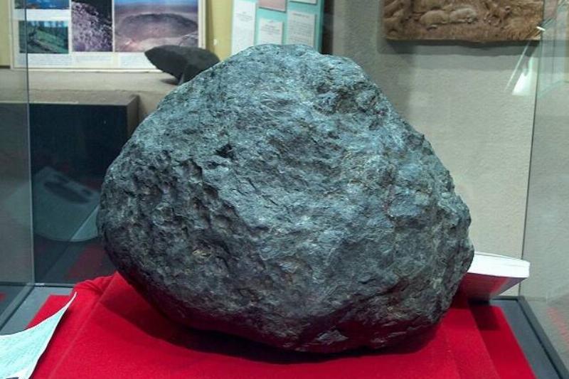 Ensisheim_meteorit_donnerstein_1_vss2007