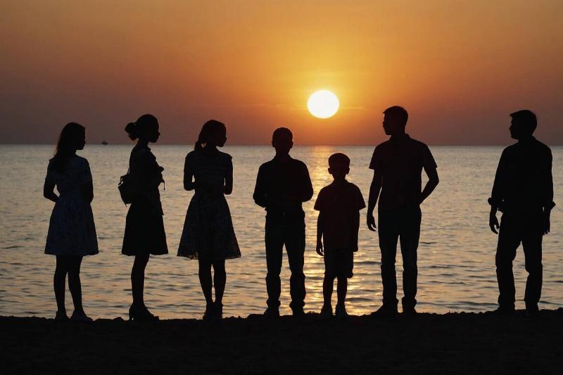 Leonardo_Kino_XL_Create_a_photo_Figures_silhouetted_against_th_1-80823 Leonardo
