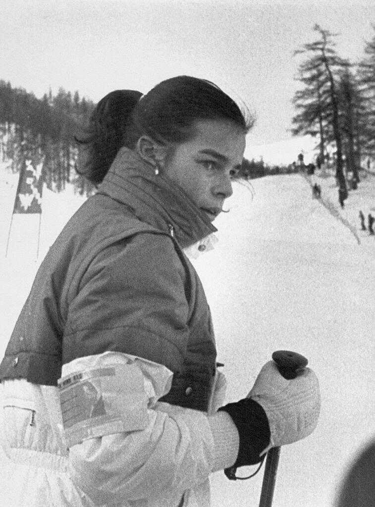 Stéphanie standing in the snow, holding a ski pole