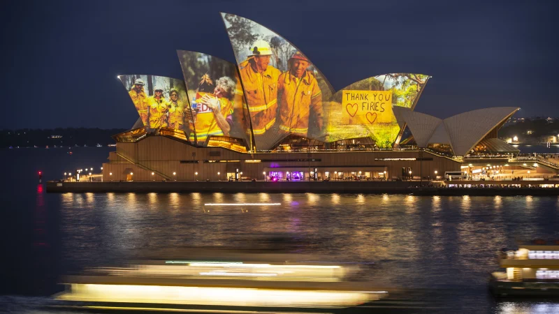 Sydney Opera house lit up to pay tribute to the firies in Australia.