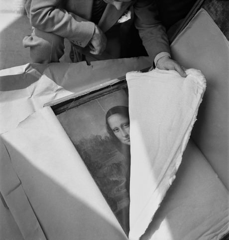 Opening the Mona Lisa after World War II.