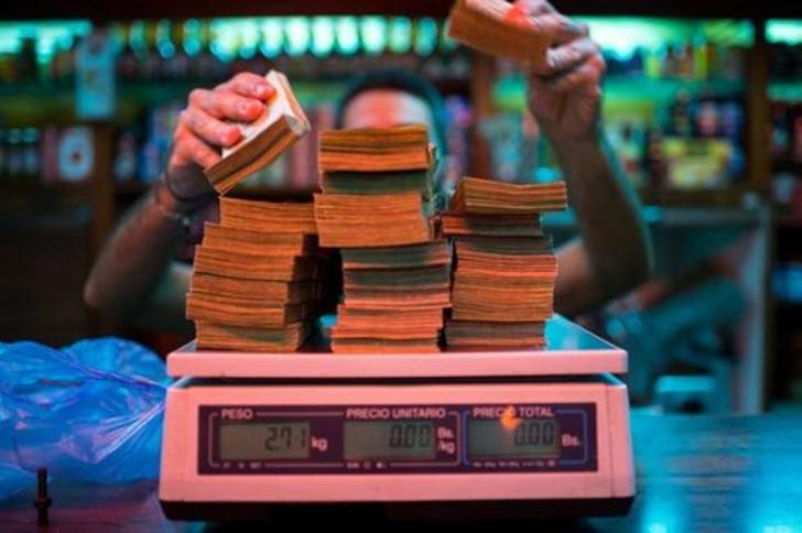 Venezuelan cash is so undervalued, this merchant weighs it to estimate a bakery transaction.
