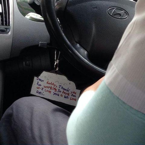 A note hanging from this taxi driver's steering wheel