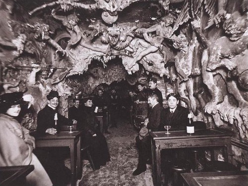 Hell themed cafe in Paris