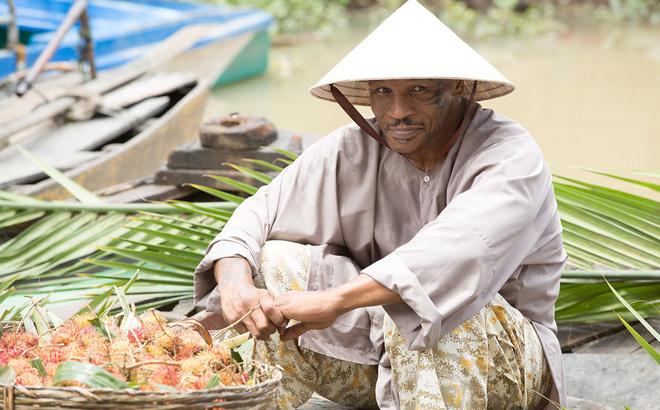 Mike Tyson visits Vietnam.