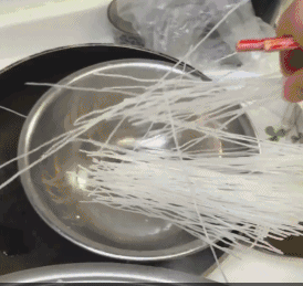 Deep frying vermicelli noodles is oddly satisfying 