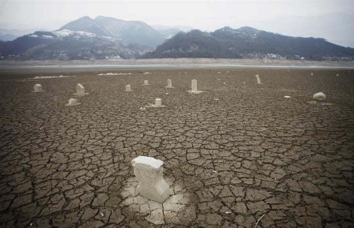 Dried-up lake reveals a forgotten cemetery