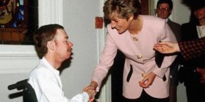 Princess Diana shakes hands with an AIDS patient without gloves, 1991