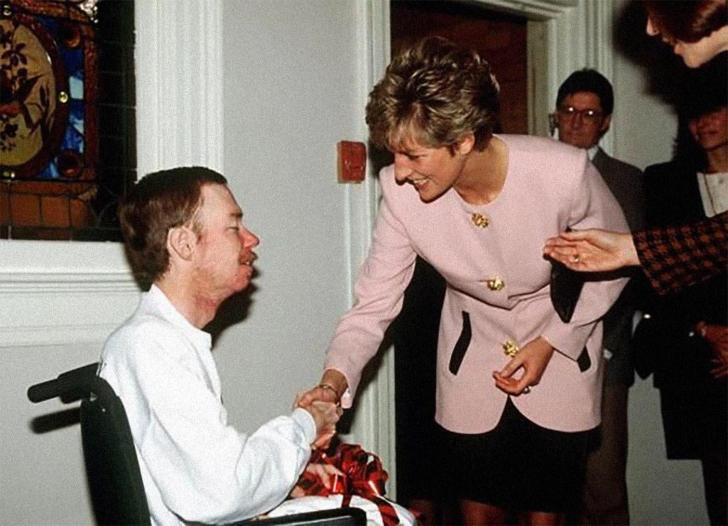 Princess Diana shakes hands with an AIDS patient without gloves, 1991