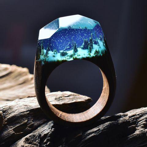 Winter carving inside a wooden ring