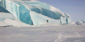 Ice+wave+on+Lake+Huron%2C+Michigan