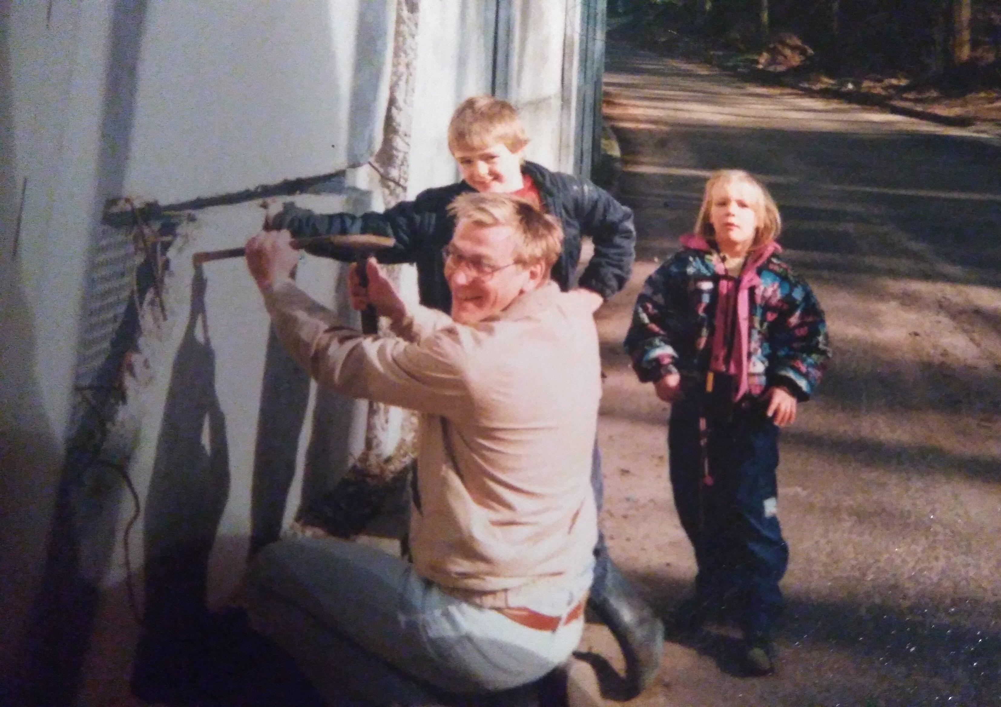 The family who vandalizes the Berlin Wall together, stays together.