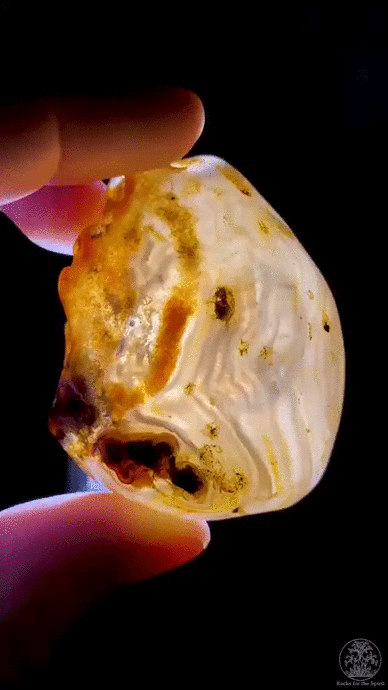 Agate with million year old water trapped inside it. NEATURE!