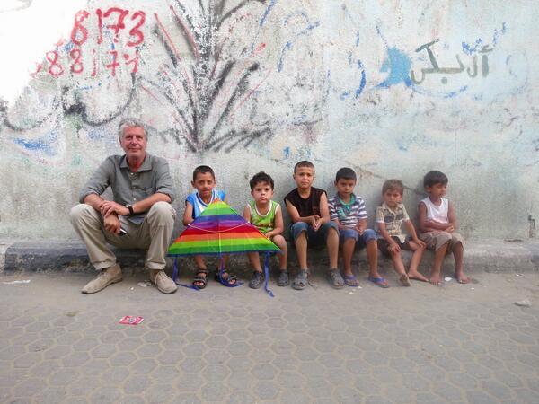 Anthony Bourdain with children in Ghaza