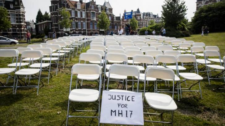 298 empty chairs for all victims of MH17 in front of Russian Embassy