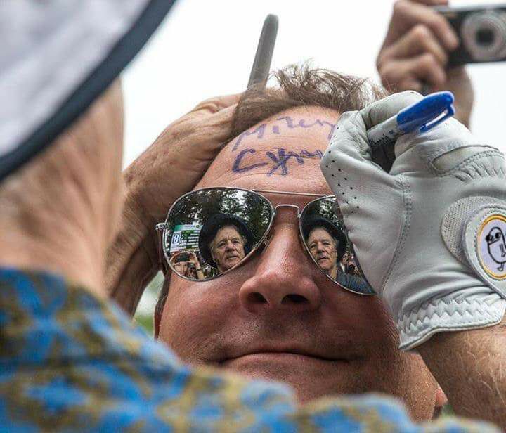 A golf fan asks Bill Murray to please autograph his forehead