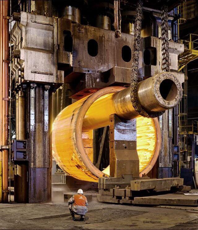 Forging parts for a nuclear reactor. 