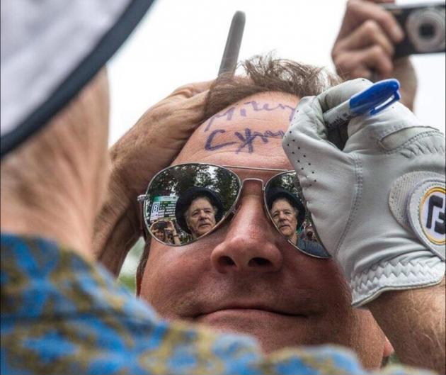 A fan asked Bill Murray to sign his Forehead , he responded beautifully.