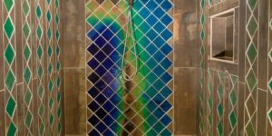 Shower with heat sensitive tiles