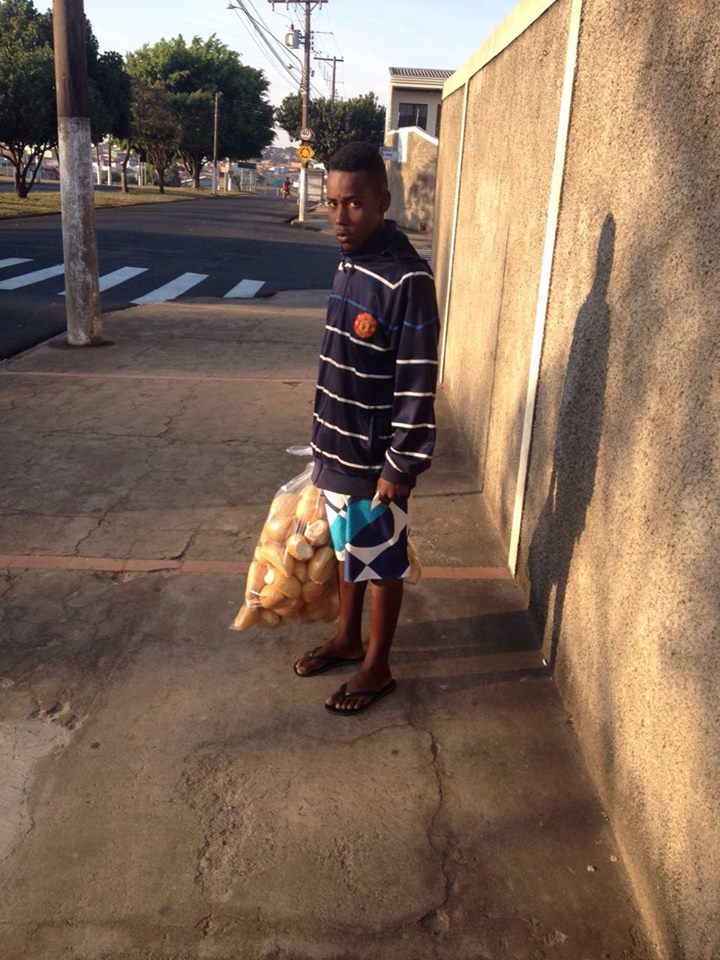 This guy was found today in a drug smuggling area with his pockets full of money. When questioned by the police he stated it was money for bread. So the officers excorted him to the nearest bakery. You can see the gratefulness in his eyes.