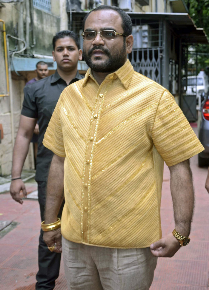 This guy is wearing a 4 Kilo pure gold shirt.