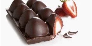 Ice tray, strawberries, chocolate… GO!