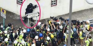 Police+Officer+%28encircled%29+Surrounded+by+Photographers+in+Hong+Kong