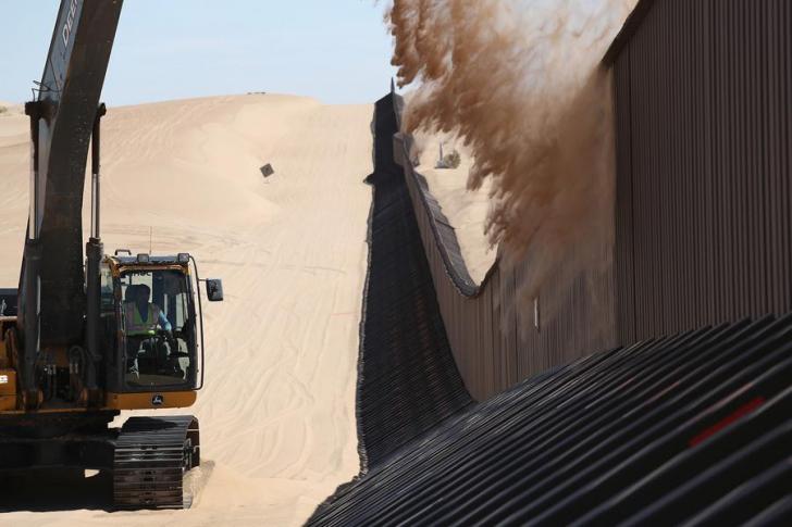 Without daily removal, the US/Mexico border fence in CA would become a sand dune