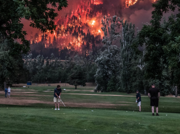 Oregon fires next to a golf course. Mind if I play through?