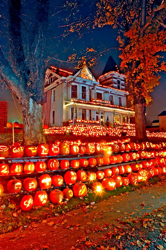 House in West Virginia displays circa 3,000 jack-o'-lanterns. 