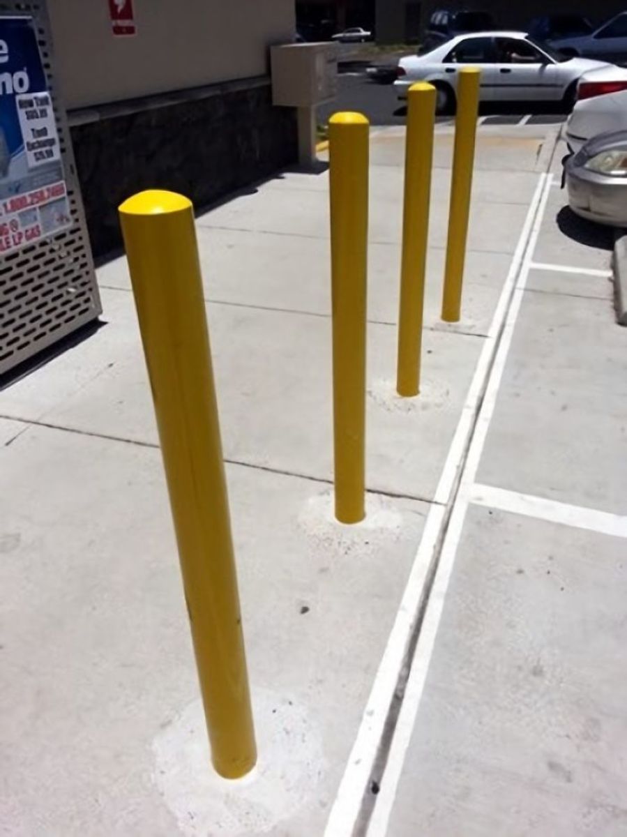 Hawaii is the only US state to experience this phenomenon which occurs twice a year when the sun is directly overhead, causing perpendicular objects to cast no shadow, which looks like a bad video game render