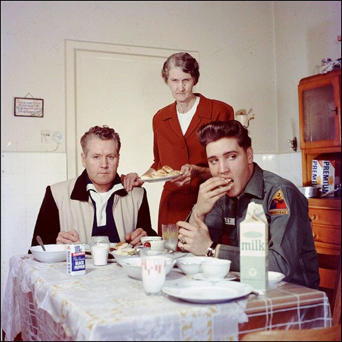 Elvis eating breakfeast with his family 1959