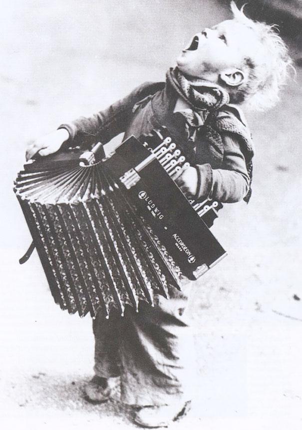 A very passionate c. 1920's busker.