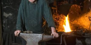 Ireland’s oldest working Blacksmith still smashes metal at the age of ’94
