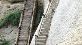 The+steepest+stairs+in+the+world+located+at+Mt+Huashan%2C+Gyna.